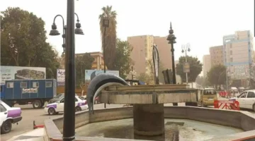 الطقس السيء يتسبب في سقوط تمثال دولفين بأشهر ميادين محافظة قنا